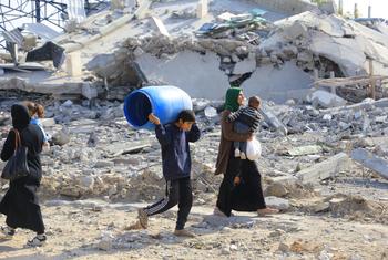 Displaced Palestinians are returning to their houses following the ceasefire agreement in Gaza.
