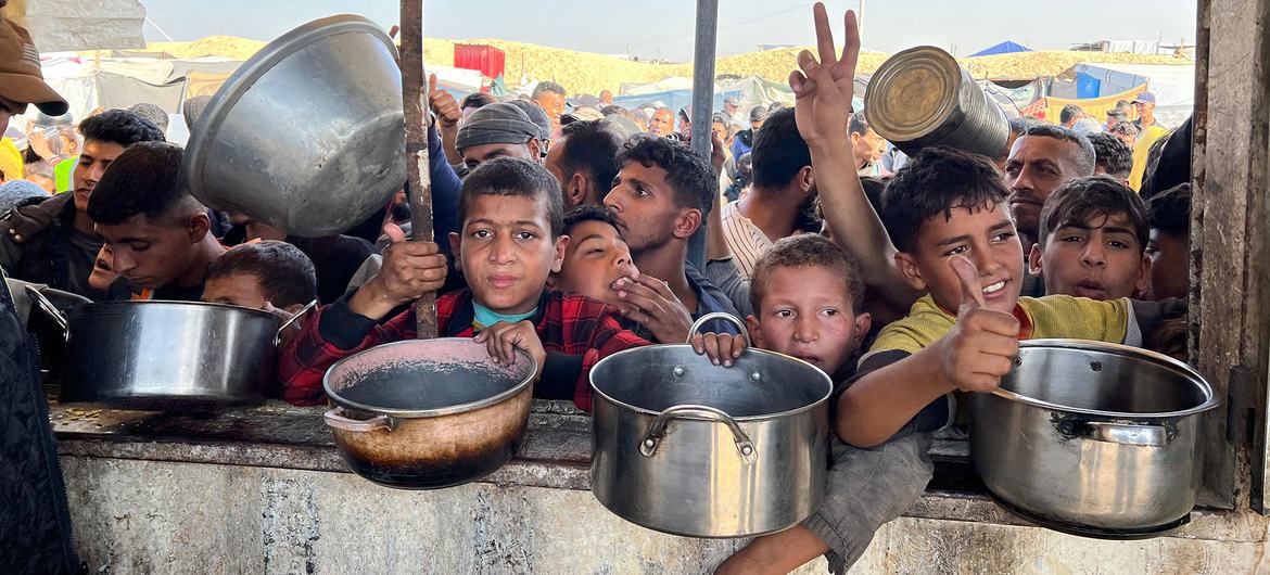 Hot meals are distributed to children in Khan Younis, Gaza.