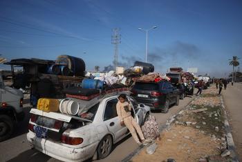Families begin their journey back home from the south of Gaza to Gaza City and the northern areas 