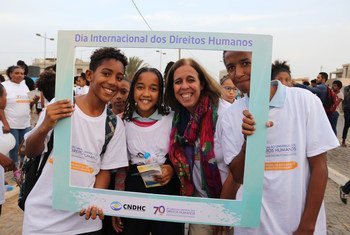 Ana Patricia Graça (2nd from right), UN Resident Coordinator in Cape Verde meets young activists on Human Rights Day. (file photo)