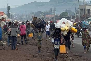 Displaced people flee through the city of Goma following the advance of militia forces. (file)