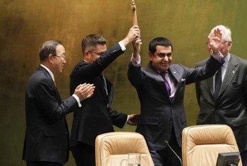 Outgoing President of the General Assembly Nassir Abdulaziz Al-Nasser (second right) hands over the gavel to his successor Vuk Jeremić. Secretary-General Ban Ki-moon is at left.